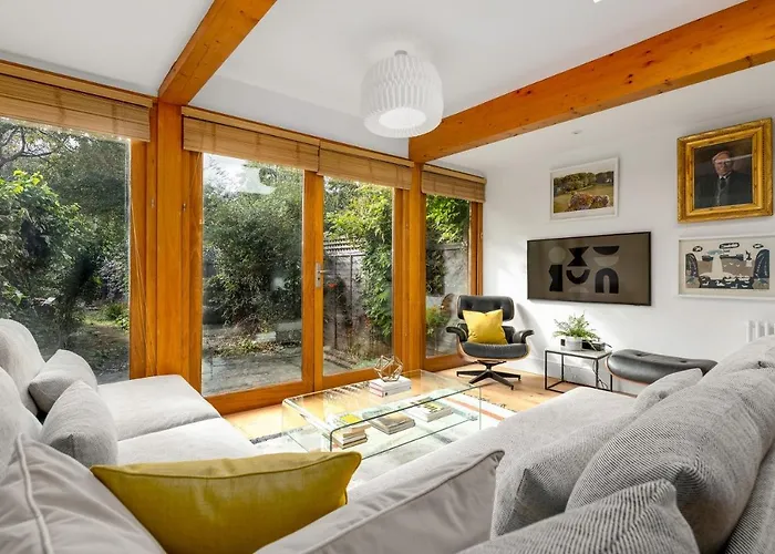 The Victorian House - Enticing 3Bdr House With Garden
